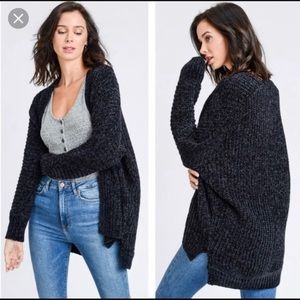 CLOSET CLEANUP! Super soft Black sweater⚡️